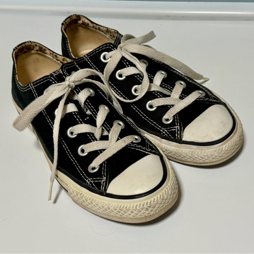 Converse Black Low Top Chuck Taylor ALL STAR ⭐️ Sneakers / women’s size 5